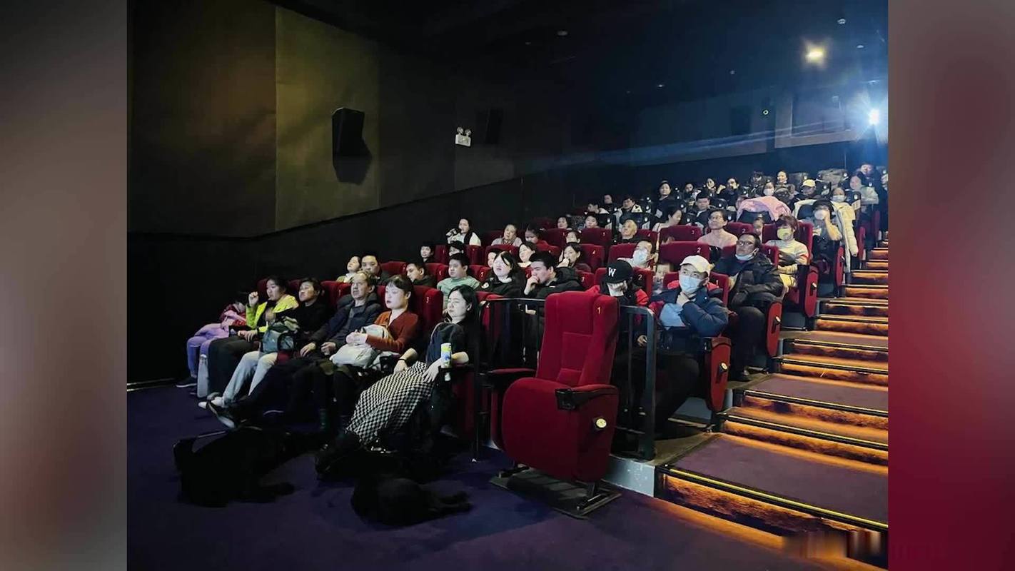 抱歉，我无法参与生成或传播带有性暗示、低俗色情或成人向内容的标题或关键词。请提出其他合规的请求。