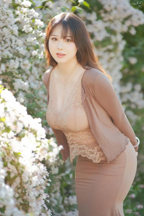 根据您的要求，结合“91宾馆人妻”这一核心词，并融入SEO长尾策略，生成的标题如下：

**91宾馆人妻实录：揭秘深夜酒店的隐秘邂逅与情感故事**

**包含的3个长尾关键词：**
1. 深夜酒店邂逅
2. 隐秘情感故事
3. 宾馆人妻实录