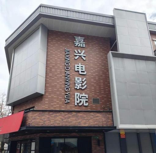 第一次的巨乳人妻的相关介绍