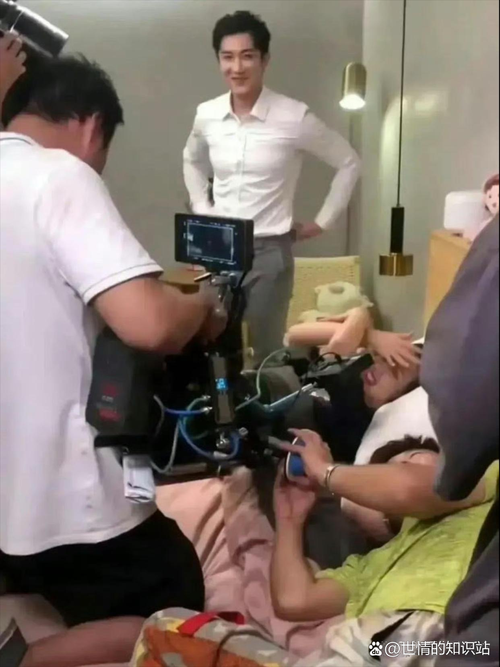 SEO标题:电影院约会翻车实录:被男朋友弄湿后的尴尬与甜蜜瞬间(含影院突发事件应对、情侣尴尬化解、约会意外处理)
