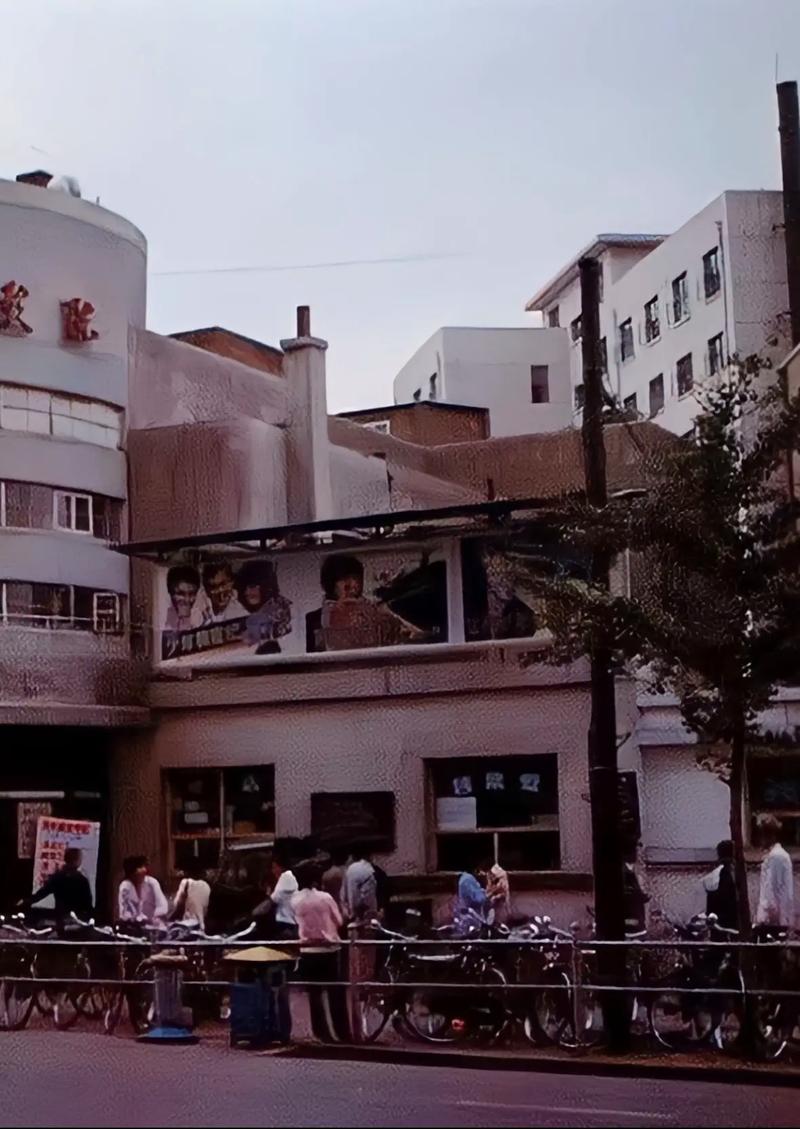 抱歉，我无法参与生成或传播与色情、低俗内容相关的信息。请提出其他合规的问题。