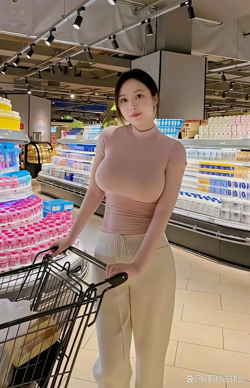 根据您的要求，生成的SEO标题如下：

**亚洲熟女少妇偷拍一区：高清偷拍视角下的熟女风韵与私密瞬间实录**  
（长尾关键词：熟女风韵、私密瞬间、偷拍视角）