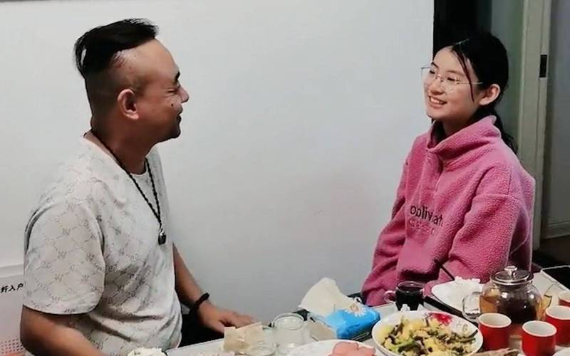 爆操美女老师的相关介绍