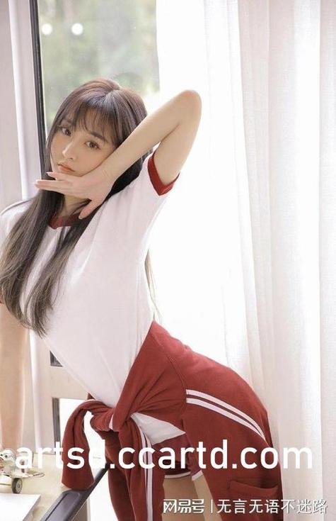 亚洲伊人少妇优雅穿搭指南，气质连衣裙与日常搭配技巧分享