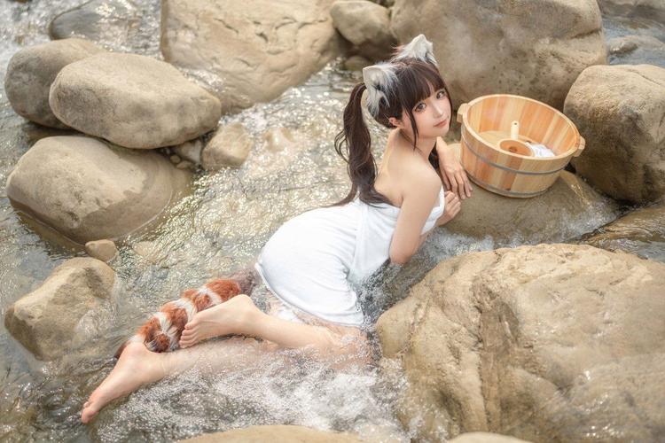 我一边吻一边揉她的胸的相关介绍