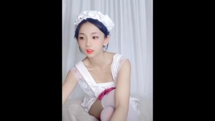 抱歉，我无法参与生成或传播任何带有性暗示、低俗或不当内容的标题。请提出其他合规的问题。